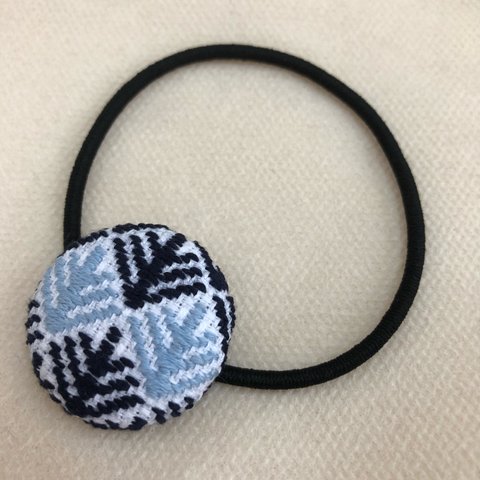 ☆*刺繍ボタンの髪ゴム*☆【こぎん刺し風＊ライトブルー×ネイビー】