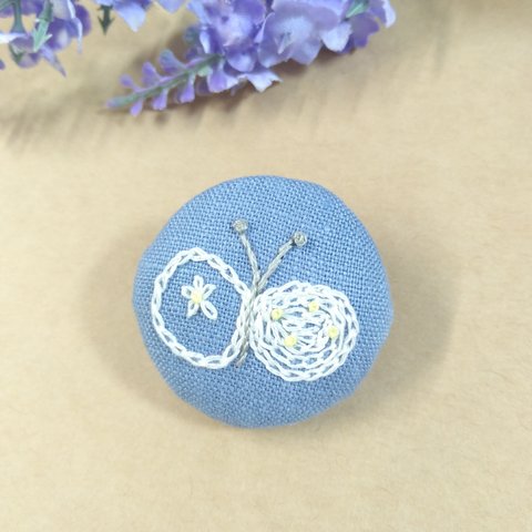 手刺繍　ちょうちょ【ホワイト】 ヘアゴム or  ブローチ