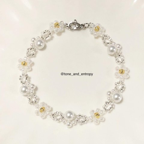 パールを散りばめた純白ビーズブレスレット（バージョン2） / Pearl & pearl white beaded flowers bracelet