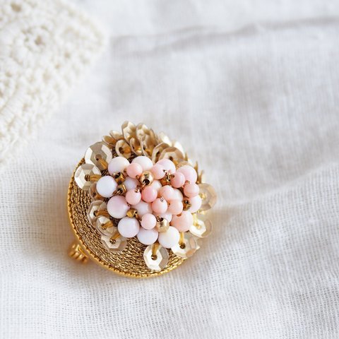 刺繍brooch　桜色のコンクシェル