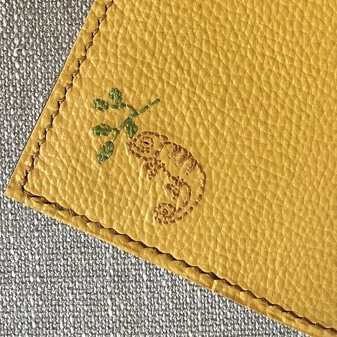 ⌘カメレオンの刺繍入り🪡本革のブックカバー(しおり付き)⌘