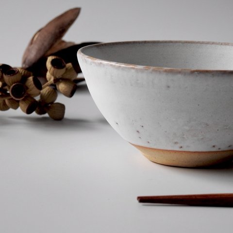 moln – やさしさを一膳に込めて 「しろのぬくもり – 優しさをまとう、お茶碗」手に馴染む丸い高台