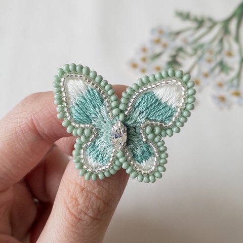 ☆春の爽やかグリーン蝶々ブローチ🦋/ビーズ刺繍アクセサリー