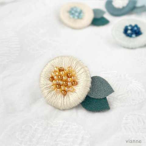 丸いお花のビーズ刺繍ブローチ（オフホワイト）