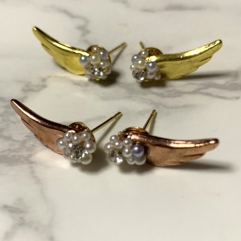 ゆめかわいい羽根ビジューピアス