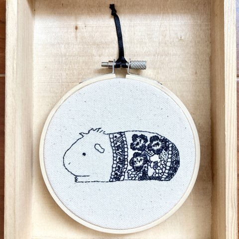 モルモット 刺繍枠飾り 11cm ①