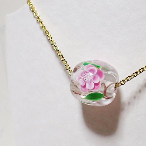 ≪ハンドメイド　ネックレス　ピンクの花のとんぼ玉（淡い花）　ガラス製　≫