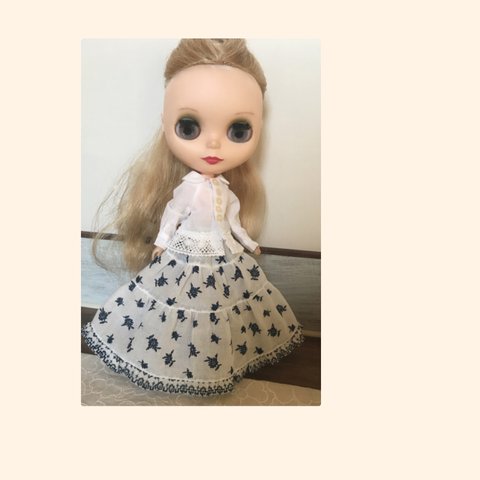 sale¥2,000→¥1,800ブライスサイズ ドール服  ブラウスとスカート②（紺の花柄）