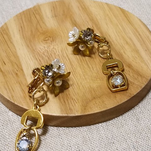 こけしとSWAROVSKIとお花のパーツのイヤリング