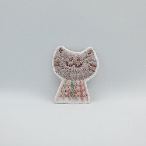 にっこり 猫 ブローチ ｜ かわいい 刺繍 【 となり町のクラフト工房 】 No.00018