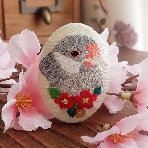 ✤一点のみ✤シルバー文鳥刺繍＊オーバル型ブローチ❁お花と一緒に…❁