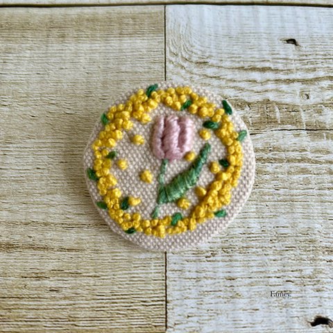 手刺繍ミモザリースとチューリップのブローチ　国産帆布　ミモザ　チューリップ　春　Embroidery Brooch