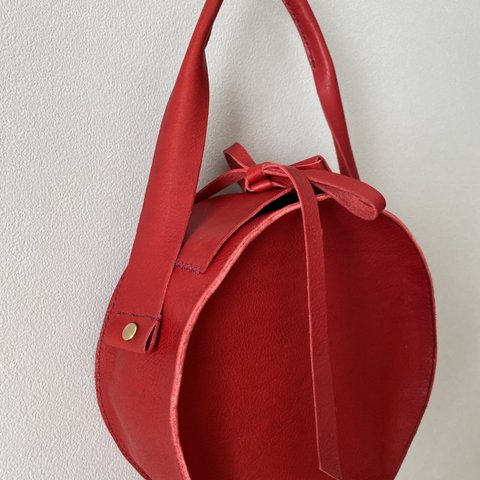 イタリアンレザー　真っ赤なまあるいハンドバッグ