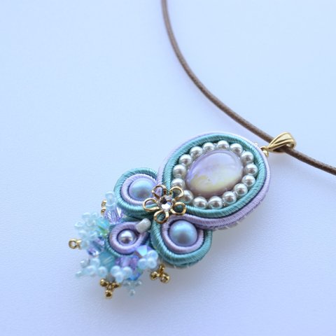 【Amara-アマラ-】soutache（ソウタシエ）ペンダント［チェコガラス　 ライトパープル×ライトターコイズ］③