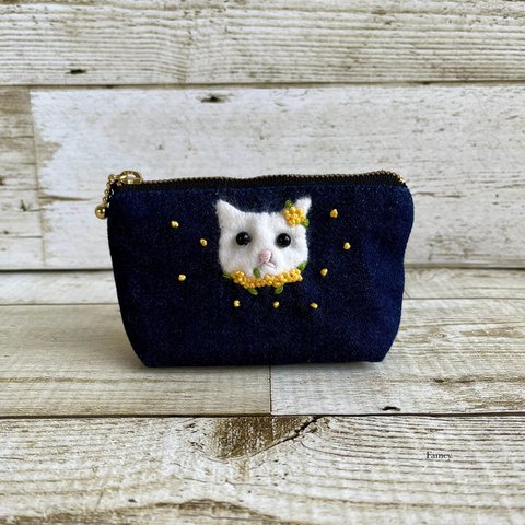 手刺繍ミモザと白猫ちゃんの手のひらサイズポーチ　デニム　コットン　ミモザ　小物入れ