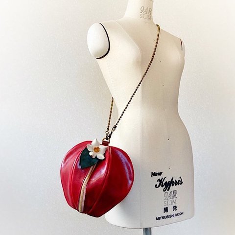 【受注製作（製作期間2ヶ月）】2way仕様◆オイルレザー＊りんごのミニポーチ 「pomme」りんご飴色・お花付き