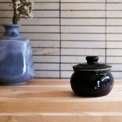 1600年創業 13代目職人 加藤さんのつくる甕（かめ）2合・黒（漬物入れ・調味料入れ）梅干し約15個ほど入ります 