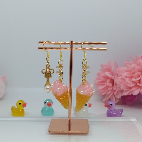 光る✨ソフトクリーム(ストロベリー)ピアス　イヤリング