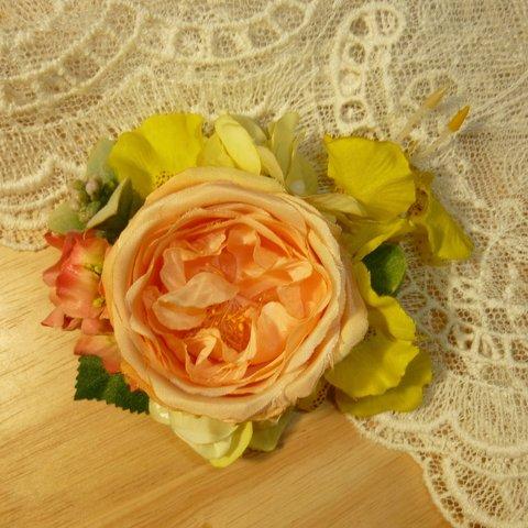 オレンジ色のバラと黄色い小花の髪飾り（コサージュ）