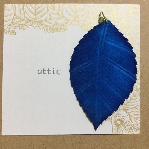 -attic- 染花ピアス　葉っぱ ブルー　フック片耳