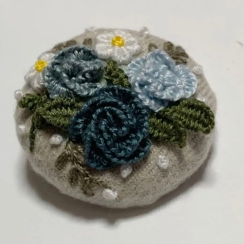 刺繍ブローチor刺繍ヘアゴム　ブルーの薔薇