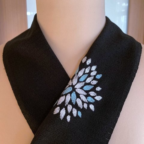 刺繍半衿 むじな菊 絽ちりめん 黒