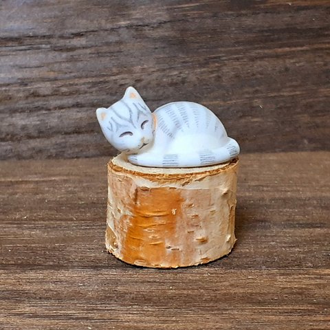 壁に飾れる猫のフィギュア　切り株猫　サバトラ005　猫　フィギュア　マグネット　江戸川しっぽ倶楽部