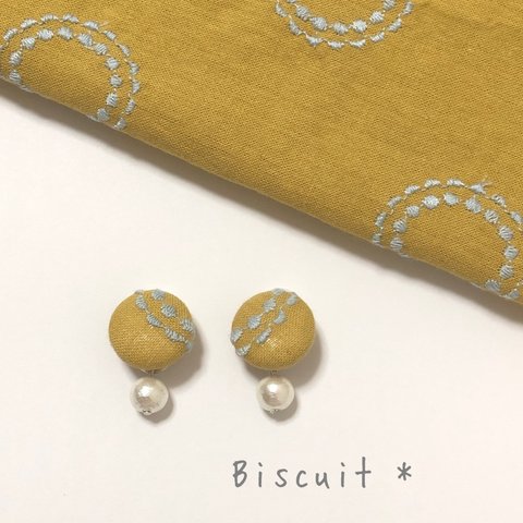 刺繍♡くるみボタンイヤリング