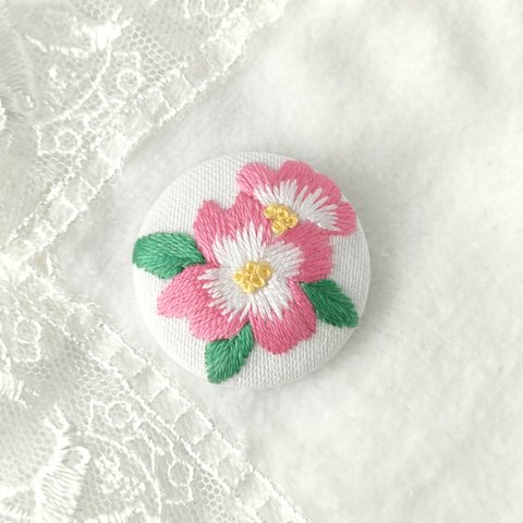 ハナミズキのミニ刺繍ブローチ