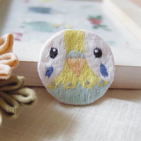 まるまるインコ♡刺繍ブローチ レインボー