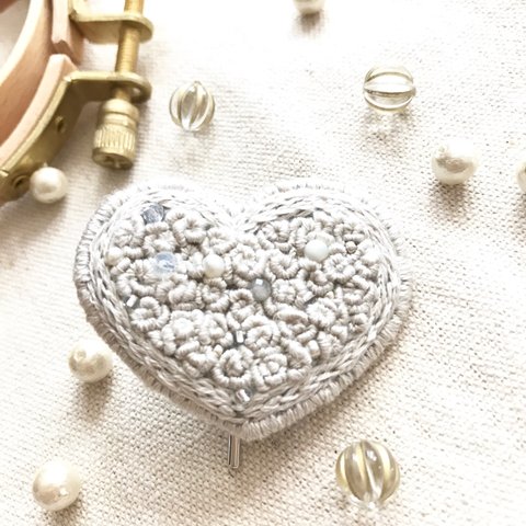 ❤︎再再再販❤︎【ビーズ刺繍】ローズガーデン🌹ハート ポニーフック(オフ白)