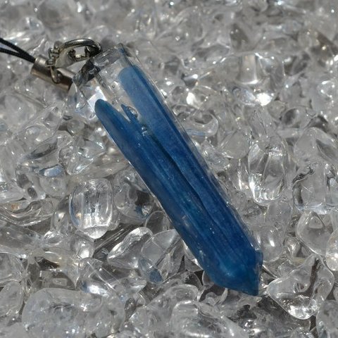 鉱石レジン（水晶ポイント型）【カイヤナイト】