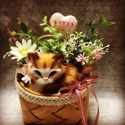 母の日や猫好きさんに… 茶トラ猫ちゃんのバスケットアレンジ ピンク系