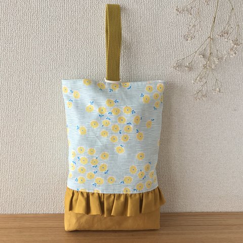 フリルつき　黄色い花柄のシューズバッグ