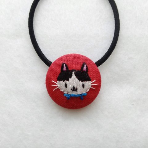ハチワレ猫（レッド）刺繍のヘアゴム☆再販３