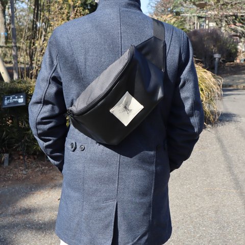 『Art Black Bag』-版画付き黒合革ボディバッグ（ウェストバッグ）ー男女兼用
