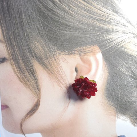 大きめの花柄ピアス