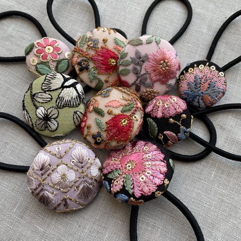 インド刺繍のヘアゴム【くるみボタン】Mサイズ ピンク系お花刺繍 スパンコール