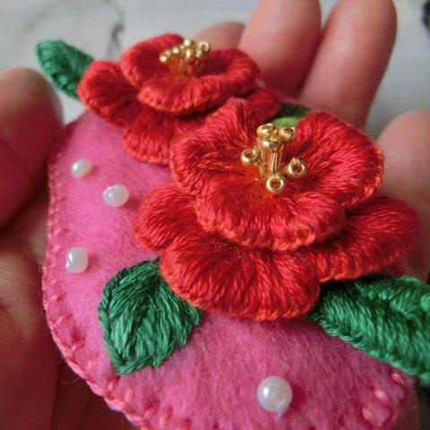 お花のブローチ　ツバキ椿　縦型ピンク　　　　　　立体刺繡・手刺繍