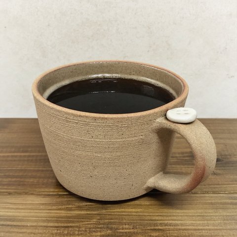 ボタンがワンポイントの茶色いシンプルフリーカップ