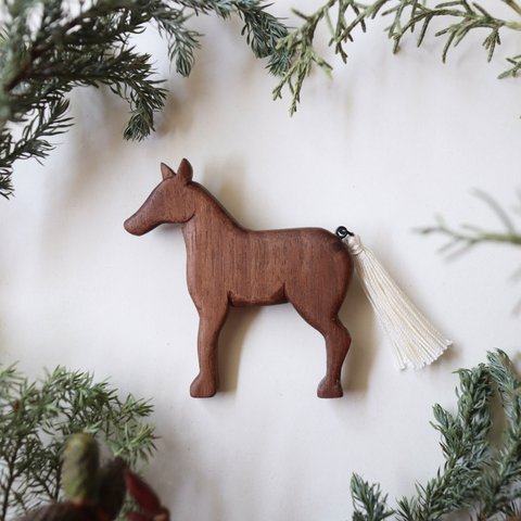 馬(茶色)の木彫りブローチ／北欧 ナチュラル アクセサリー  無料ラッピング　ギフト