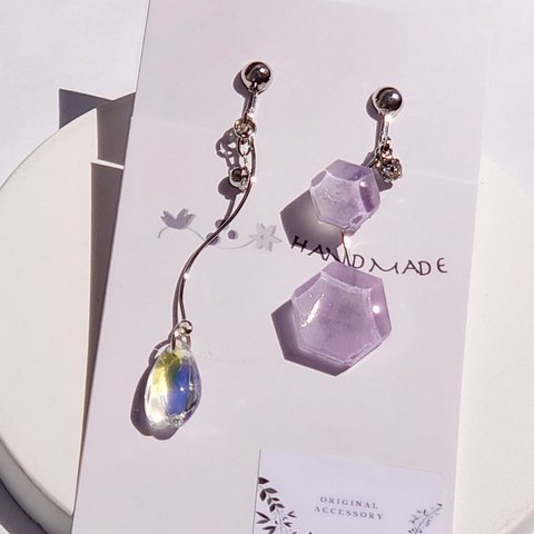 【再販】ゆらゆら 揺れる六角&花びら イヤリング・白菫／レジン