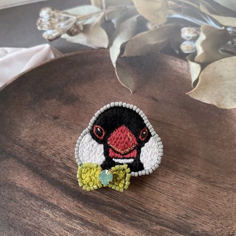 文鳥の刺繍ピンブローチ