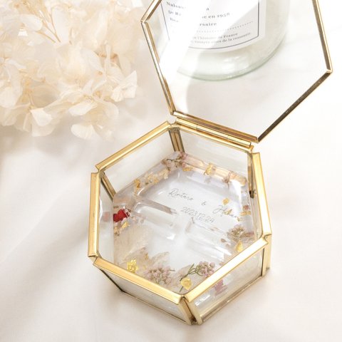 リングピロー　🎈　白の紫陽花　ライスフラワー　赤い実　ゴールド　ガラスケース