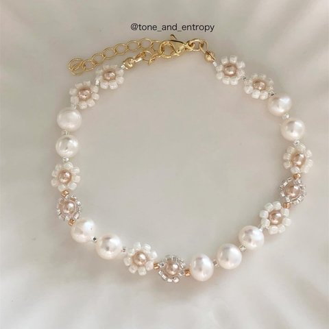 ころころ淡水パールとホワイトのお花ビーズブレスレット / Freshwater pearls & pearl white beaded flower bracelet