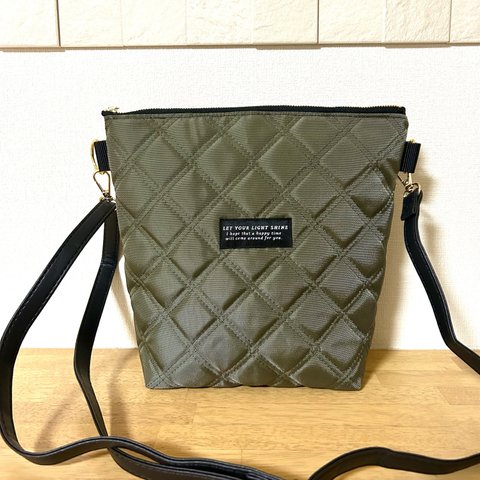 キルティングのショルダーバッグ　khaki