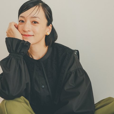 ﾓﾘﾉｶﾞｯｺｳ 女優 高山 都さん着こなす 花束のようなレースビックカラーケープ長袖ブラウス (ブラック) 襟付きデザイン