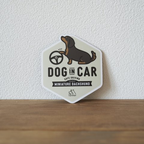 【ミニチュアダックス C】DOG IN CAR マグネットステッカー