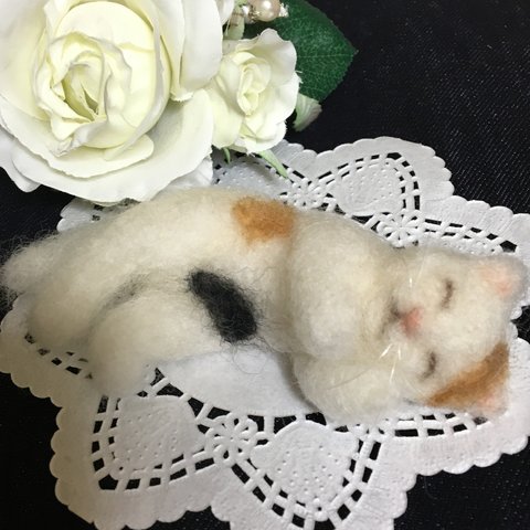 96）羊毛フェルト  お昼寝三毛猫ちゃん