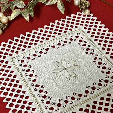クリスマスを彩る手刺繍のテーブルマット(ハーダンガー刺繍)